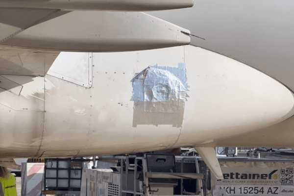 Sardegna, l’aereo rattoppato con lo scotch: la denuncia sui social di Mauro Pili