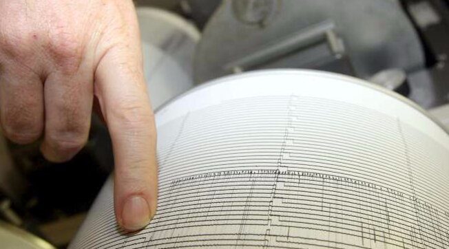 Terremoto, scossa di magnitudo 4.8 nel Fiorentino: “Cautela per le prossime ore” | Centinaia di persone in strada anche a Firenze