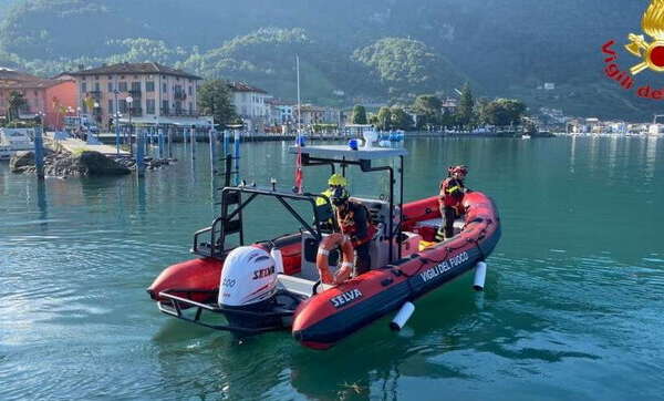 Lago d’Iseo, giovane turista 20enne cade dalla barca a causa di una manovra azzardata: dispersa | I ragazzi stavano bevendo alcolici