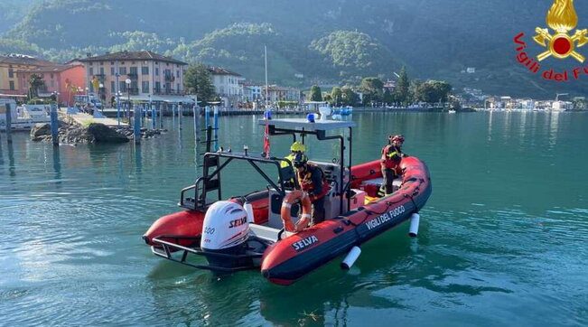 Lago d’Iseo, giovane turista 20enne cade dalla barca a causa di una manovra azzardata: dispersa | I ragazzi stavano bevendo alcolici
