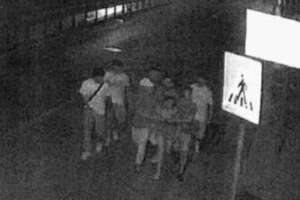 Stupro Palermo, la vittima 19enne picchiata in strada dall’ex fidanzato “per vendicare gli amici del gruppo” dopo la denuncia | Intercettazioni: “Diceva basta, poi i pugni”