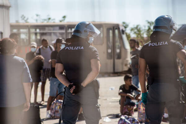 Migranti in fuga da Porto Empedocle, in migliaia stipati: è il caos. Dopo incidente poche ditte danno i pullman per i trasferimenti