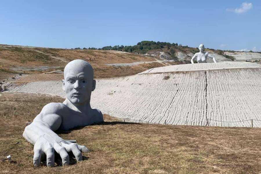 I rifiuti finanziano la cultura: la storia della discarica di Peccioli, il modello internazionale di Ecologia, Cultura e Partecipazione