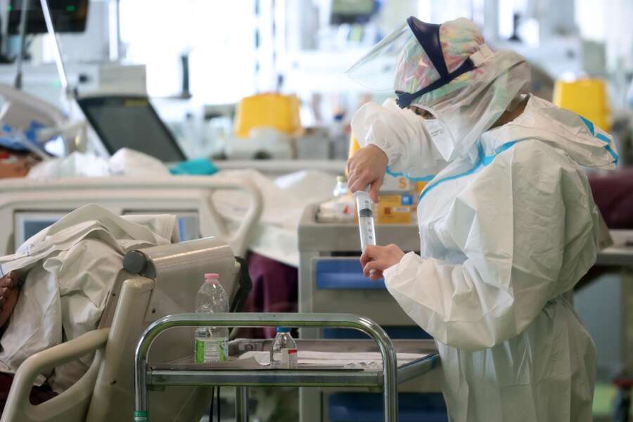 Covid, aumentano i casi di contagio: +44% in una sola settimana “Necessario vaccinare i più fragili”