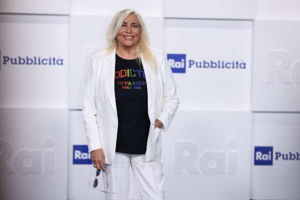 Domenica In, “vuole intervistare la Meloni” ma la Rai non lo permette: Mara Venier pensa di lasciare e invita la D’Urso in studio. Parte il toto nomi per sostituirla