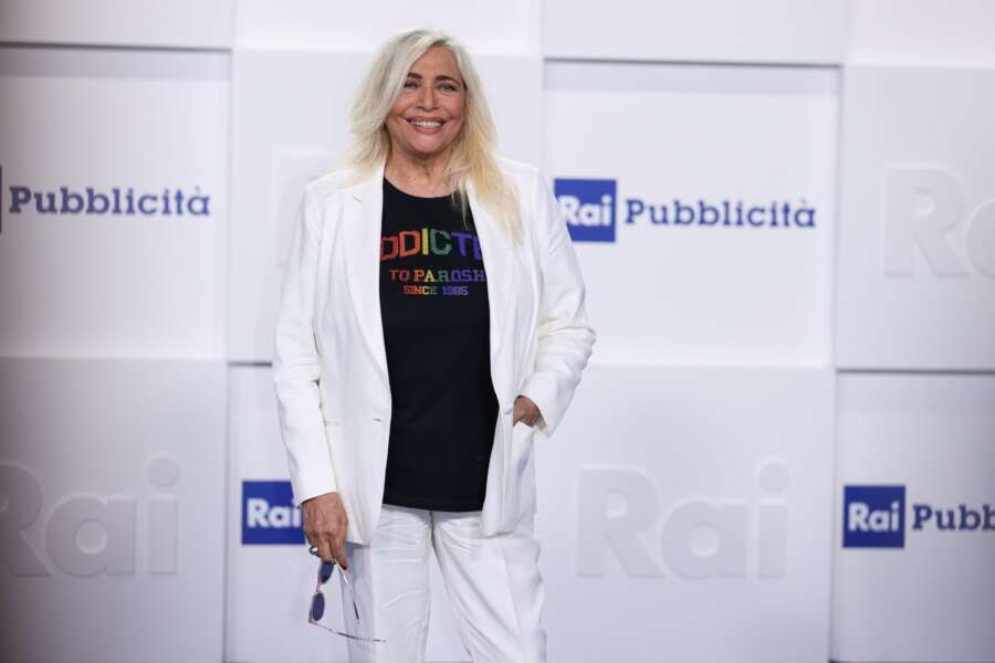 Domenica In, “vuole intervistare la Meloni” ma la Rai non lo permette: Mara Venier pensa di lasciare e invita la D’Urso in studio. Parte il toto nomi per sostituirla