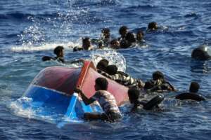 Migranti, neonato affoga a Lampedusa prima dei soccorsi: dalla Germania stop all’accoglienza dall’Italia e la Francia si blinda