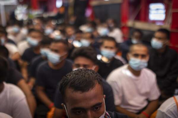 Migranti, notte di arrivi a Lampedusa: 33 sbarchi da mezzanotte, conteggio in corso | Situazione fuori controllo: solo ieri sono arrivate 1.993 persone