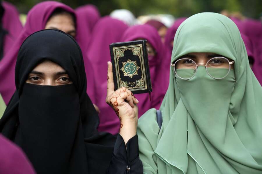 Giusto vietare l’abaya nelle scuole francesi?