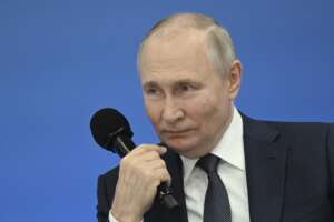 Putin sale in cattedra per insegnare la pedagogia del regime