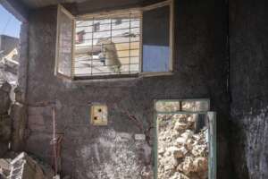 Terremoto Marocco, oltre 2mila morti e 300mila persone senza più nulla: nuova scossa, allestito ospedale da campo. Farnesina: “Supporto a 500 italiani”