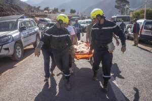 Terremoto Marocco, oltre 2mila morti e 300mila persone senza più nulla: nuova scossa, allestito ospedale da campo. Farnesina: “Supporto a 500 italiani”