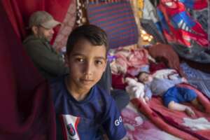 Terremoto Marocco, oltre 2mila morti e 300mila persone senza più nulla: nuova scossa, allestito ospedale da campo. Farnesina: “Supporto a 500 italiani”