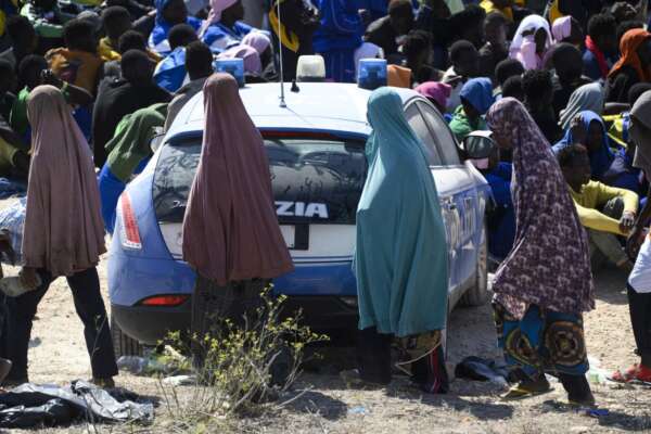 Lampedusa sfiducia il Governo, il record di sbarchi, l’accordo farsa con Saied e il silenzio social di Meloni e Salvini (che parla di ‘atto di guerra’)