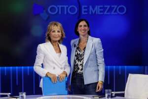 Elly Schlein, il rischio dell’anonimato e dell’incomprensibilità: la leadership minata da un letargo comunicativo