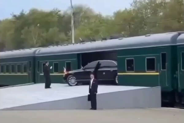 Nel treno blindato di Kim c’è spazio anche per parcheggiare la limousine. Ma la manovra è troppo stretta| Video