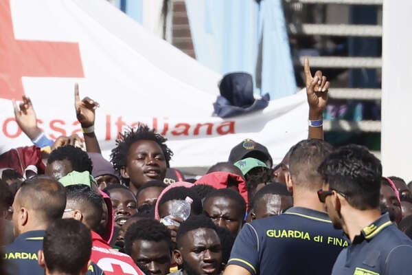 Lampedusa, ancora sbarchi: approda a Catania nave Veronesi con 600 a bordo. Darmanin a Roma
