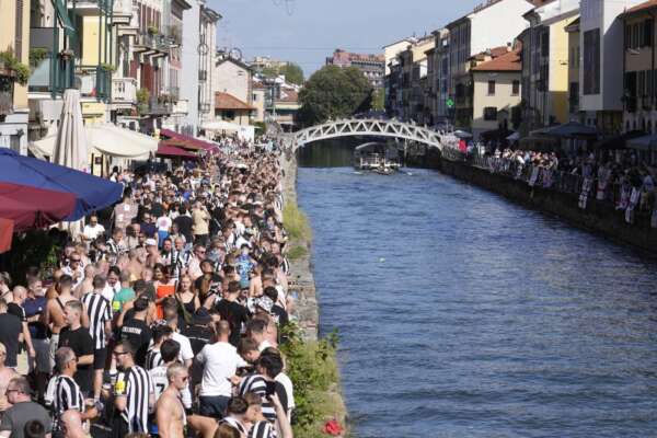 Milano invasa dai tifosi del Newcastle: “Io molestata in metro. Avevo le loro mani ovunque”