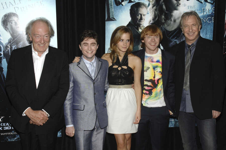 Addio ad Albus Silente di Harry Potter: è morto Sir Michael Gambon. La reazione del web: “I Millennials di tutto il mondo sono in lutto”
