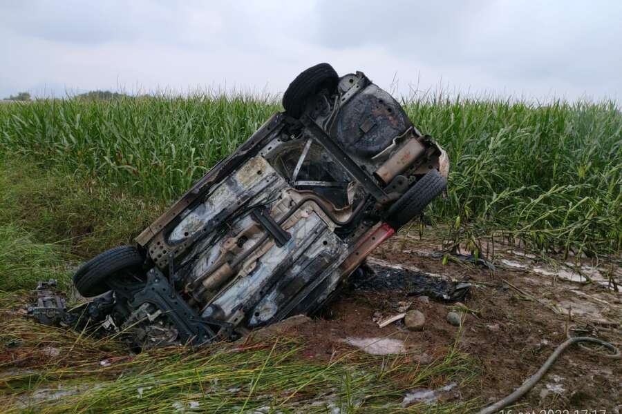 Incidente aereo Torino, la macchina sollevata e ribaltata dall’esplosione, poi divorata dalle fiamme
