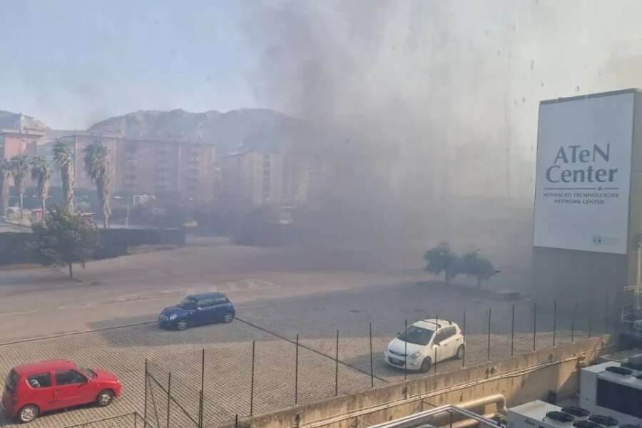 Incendi a Palermo, evacuato campus universitario. La gente si rifugia sui tetti. Uomo muore a causa di un malore