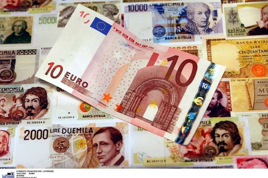 Roma, trova 245 milioni di lire nascoste dal fratello morto: “Era un grande risparmiatore”. Ma la banca nega il cambio