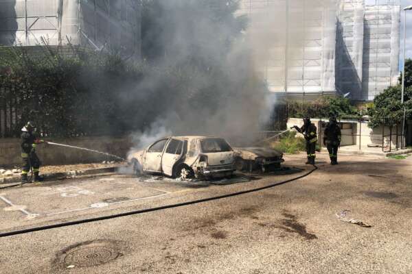 Lite condominiale a Napoli, uomo dà fuoco a una donna e alla sua auto per un lenzuolo steso: lei è grave in ospedale
