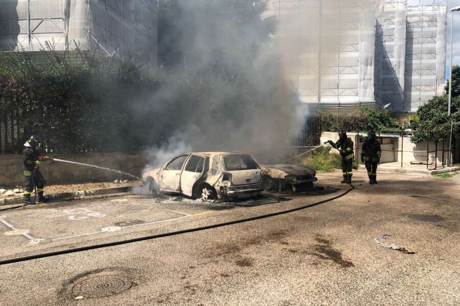 Lite condominiale a Napoli, uomo dà fuoco a una donna e alla sua auto per un lenzuolo steso: lei è grave in ospedale