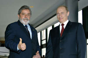 ©CityFiles/Lapresse
21-11-2004 Brasilia, Brasile
Il presidente russo Vladimir Putin  in visita in Brasile.
Qui ha incontrato il presidente brasiliano  Luiz Inacio Lula da Silva. Uno degli obiettivi delle visite di Putin  quello di ottenere consensi per il ruolo della Russia nel World Trade Organization.
Nella foto: Il presidente brasiliano LUIZ INACIO LULA DA SILVA  accoglie il presidente russo VLADIMIR PUTIN presso il Planalto Palace
Only Italy