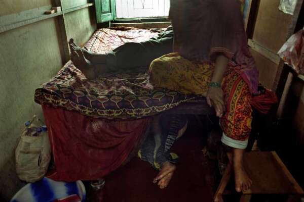 Brescia, picchia la moglie bangladese e lei denuncia: il Pm chiede assoluzione dell’uomo per “fatto culturale” | Relazione frutto di un matrimonio combinato