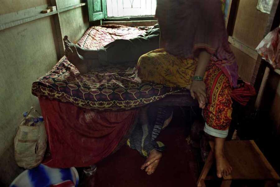 Brescia, picchia la moglie bangladese e lei denuncia: il Pm chiede assoluzione dell’uomo per “fatto culturale” | Relazione frutto di un matrimonio combinato