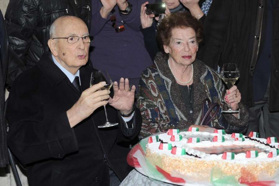 Foto Fabio Cimaglia / LaPresse17-01-2015PoliticaFesta al Rione Monti per il ritorno di Giorgio NapolitanoNella foto Giorgio Napolitano e sua moglie ClioPhoto Fabio Cimaglia / LaPresse17-01-2015PoliticCelebration at Rione Monti for the return of Giorgio NapolitanoIn the photo Giorgio Napolitano and Clio