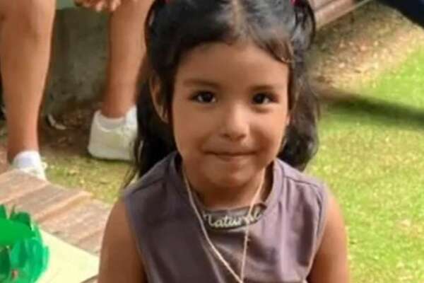 Firenze, scomparsa Kata: “sangue dentro i borsoni e nei bagni” indagati i due zii della bambina. Potrebbero averla uccisa e trasportata fuori dall’hotel | I cani molecolari hanno sempre portato all’albergo