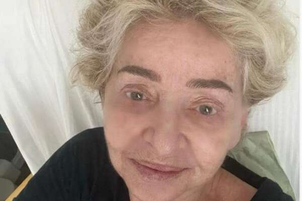 Enrica Bonaccorti operata d’urgenza al cuore, otto ore sotto i ferri per 4 bypass: “Scoperto tutto da un calcolo, altri due mesi di vita”