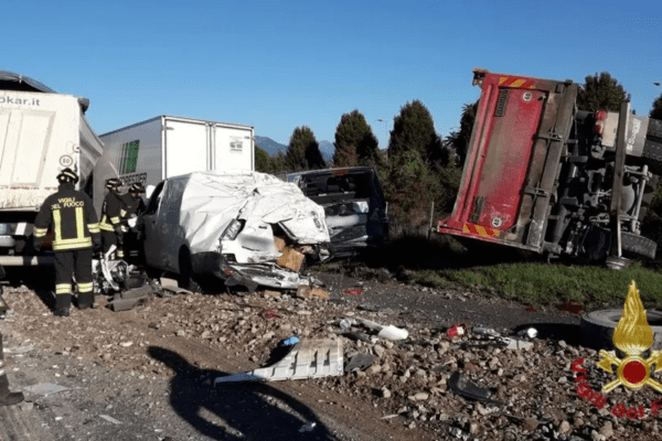 Bergamo, maxi incidente in A4 prima del casello: tir si ribalta in mezzo alla corsia. Chiuso tratto tra Seriate e Bergamo in direzione Milano, lunghe code
