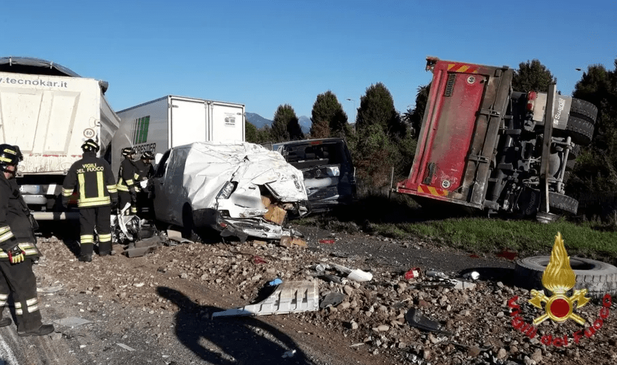 Bergamo, maxi incidente in A4 prima del casello: tir si ribalta in mezzo alla corsia. Chiuso tratto tra Seriate e Bergamo in direzione Milano, lunghe code