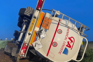 Vercelli, incidente mortale ad Arborio: cisterna di candeggina si ribalta e schiaccia l’auto di un 38enne che stava tornando a casa dal lavoro