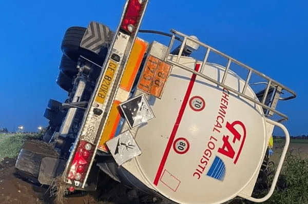 Vercelli, incidente mortale ad Arborio: cisterna di candeggina si ribalta e schiaccia l’auto di un 38enne che stava tornando a casa dal lavoro
