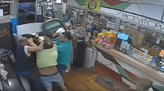 Napoli, tenta rapina in un bar di Pompei e prende in ostaggio una donna: i clienti lo picchiano in testa con la pistola. Attimi di terrore in un video