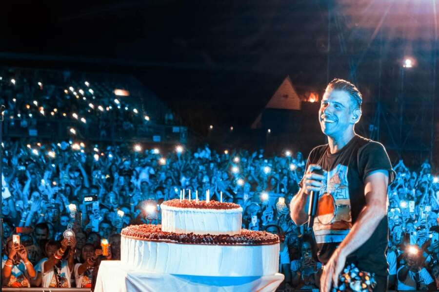 Francesco Gabbani profeta in patria. A Carrara 10mila spettatori in tripudio per il suo concerto