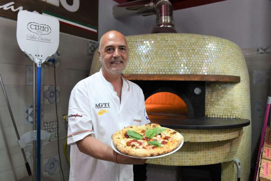 Napoli, il re delle pizze Sorbillo colto da infarto al lavoro: salvo grazie alla telemedicina “sono rinato, trasportato in elicottero sembrava un film”