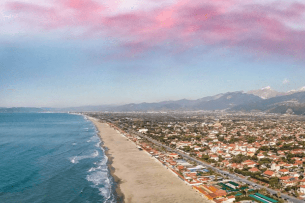 Forte dei Marmi, dal dominio turistico russo (con ville fittate a 200mila euro) alla borghesia toscana e milanese che va in spiaggia in bici e ape car