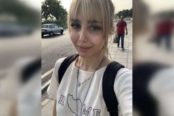 Iran, la giornalista Nazila Maroufian dal carcere di Evin: “Hanno abusato di me”. Le repressioni del regime a un anno dai fatti di Mahsa Amini