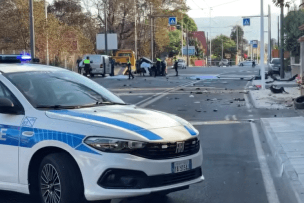 Auto si ribalta a Cagliari, quattro ragazzi morti e due feriti gravi: corpi sbalzati fuori, ipotesi inversione di marcia per evitare strada a senso unico