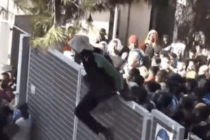 Tensione a Lampedusa: la folla di migranti assalta e scavalca i cancelli dell’hotspot. “Non mangiamo da quattro giorni”