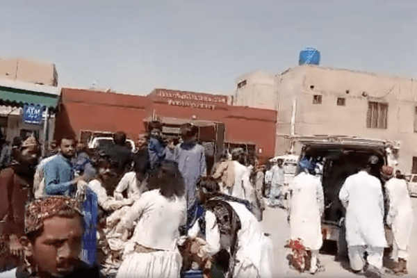 Pakistan, kamikaze si fa esplodere durante la processione: salgono a 52 i morti e 60 i feriti nel terribile attacco suicida