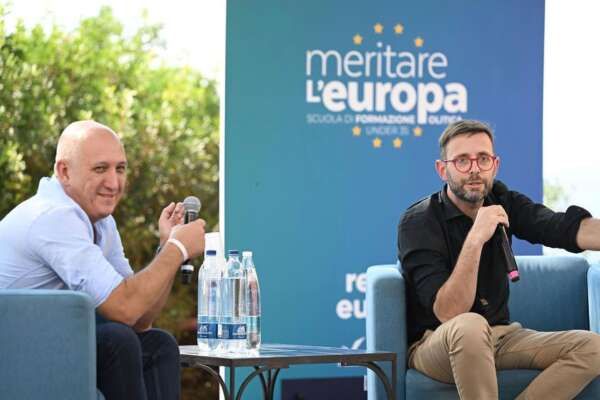 Meritare l’Europa, gli studenti in dialogo con Matteo Flora: “L’intelligenza artificiale è un mare non arginabile, ma possiamo sfruttarne le potenzialità”