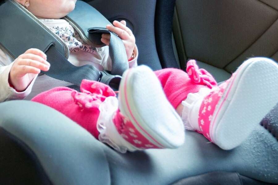 Genitori lasciano figlia di 8 mesi chiusa in auto e vanno alla festa di matrimonio: “La controlliamo in videochiamata”
