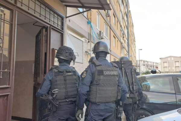 Caivano, blitz con 400 carabinieri e poliziotti dopo la visita della Premier: ma agguato nella notte, ferito un uomo