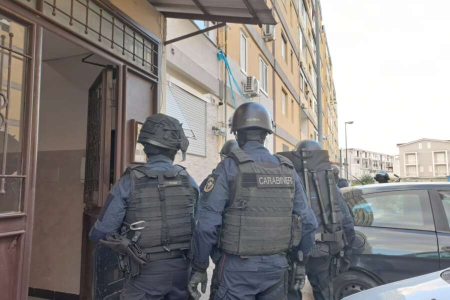 Caivano, blitz con 400 carabinieri e poliziotti dopo la visita della Premier: ma agguato nella notte, ferito un uomo